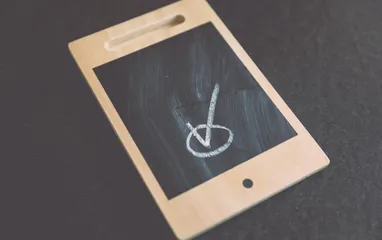 Ein gezeichnetes Checkmark auf einer Kreidetafel