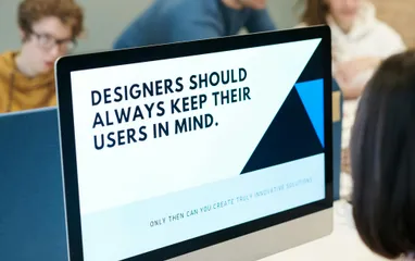 Der Schriftzug 'Designers should always keep their users in mind' auf einem Bildschirm