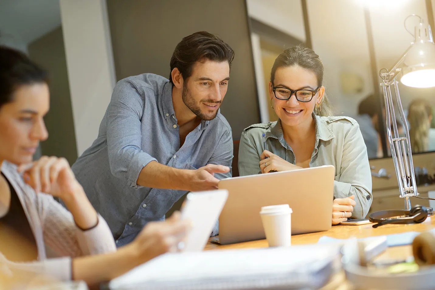 Team von Softwareentwicklern bei Convario arbeitet gemeinsam an digitalen Projekten